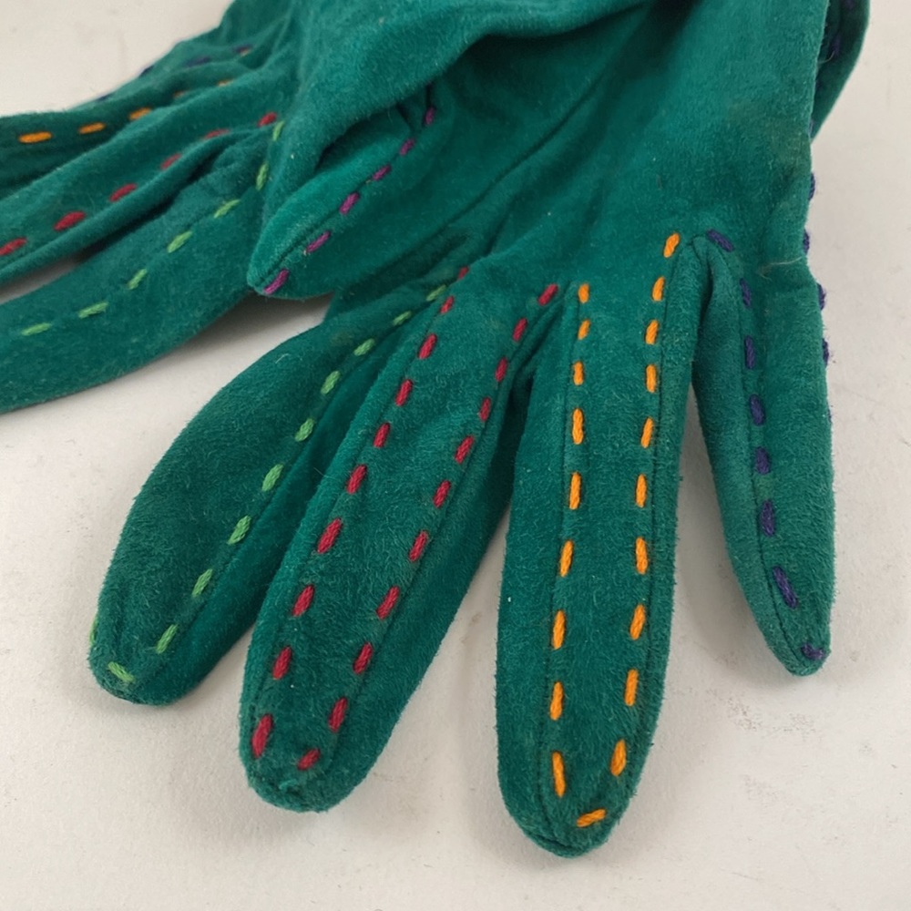 EXQUISITE, SOFT, KELLY, GREEN GLOVES, WITH BRIGHT STITCHING DETAIL. 7-½